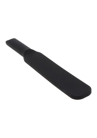 The Hidden Desire Paddel, ett svart skohorn med ett smalt handtag på vit bakgrund, tillverkad av högkvalitativt silikon, ger en elegant touch till alla miljöer.