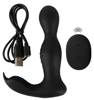 RC Buttplug 2 Funktioner är en svart silikon dubbelmotorisk analvibrator med USB-laddningskabel och fjärrkontroll på vit bakgrund, designad för optimal prostatastimulering.