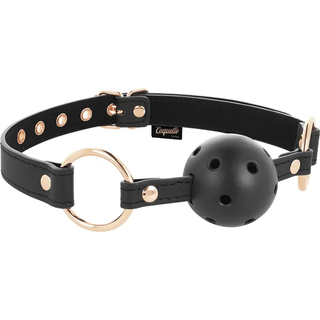Upptäck dragningskraften hos Coquette Fantasy Ball Gag. Detta svarta lädertillbehör med elegant guldfärgad hårdvara har en perforerad boll och justerbara remmar för en perfekt passform, vilket ger en lockande touch till dina intima stunder.