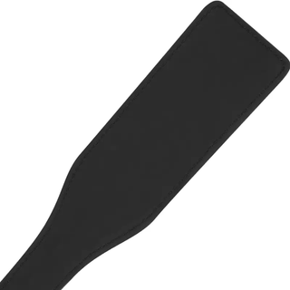 Svart Paddel I Konstläder, med en bred rektangulär ända, avbildad mot en vit bakgrund; idealisk för dominanslekar.