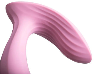 Närbild av Svakom Erica, ett rosa böjt föremål med en räfflad textur, möjligen ett ergonomiskt designelement som ingår i modern skulptur.